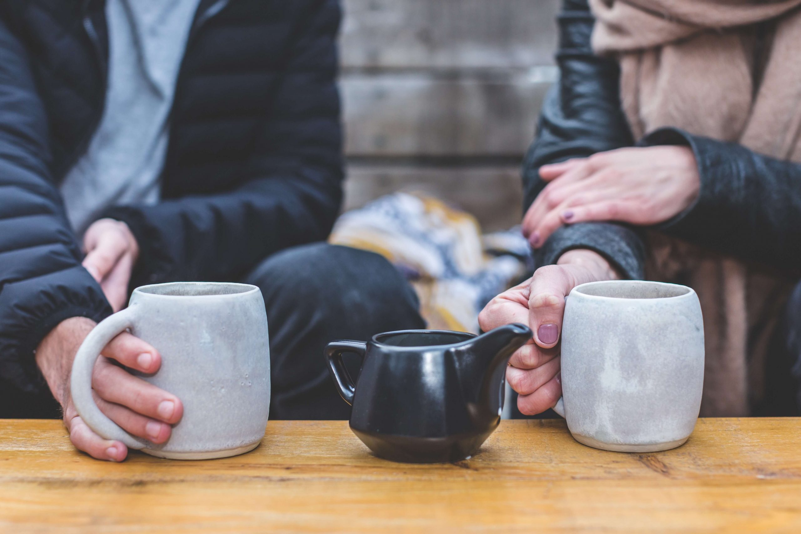 2 personas tomando café y conversando